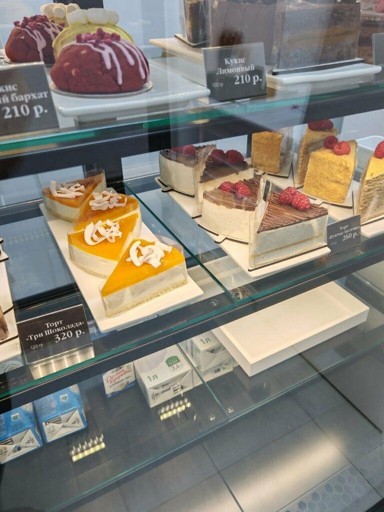 Куски тортов на витрине